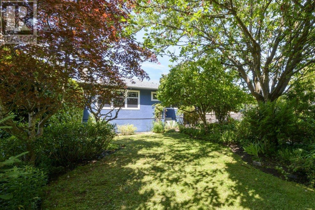 Listing Picture 38 of 40 : 2745 E 5TH AVENUE, Vancouver / 溫哥華 - 魯藝地產 Yvonne Lu Group - MLS Medallion Club Member