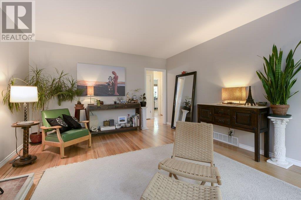 Listing Picture 7 of 40 : 2745 E 5TH AVENUE, Vancouver / 溫哥華 - 魯藝地產 Yvonne Lu Group - MLS Medallion Club Member