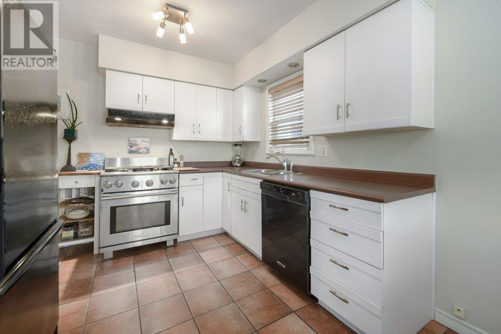 Listing Picture 9 of 40 : 2745 E 5TH AVENUE, Vancouver / 溫哥華 - 魯藝地產 Yvonne Lu Group - MLS Medallion Club Member