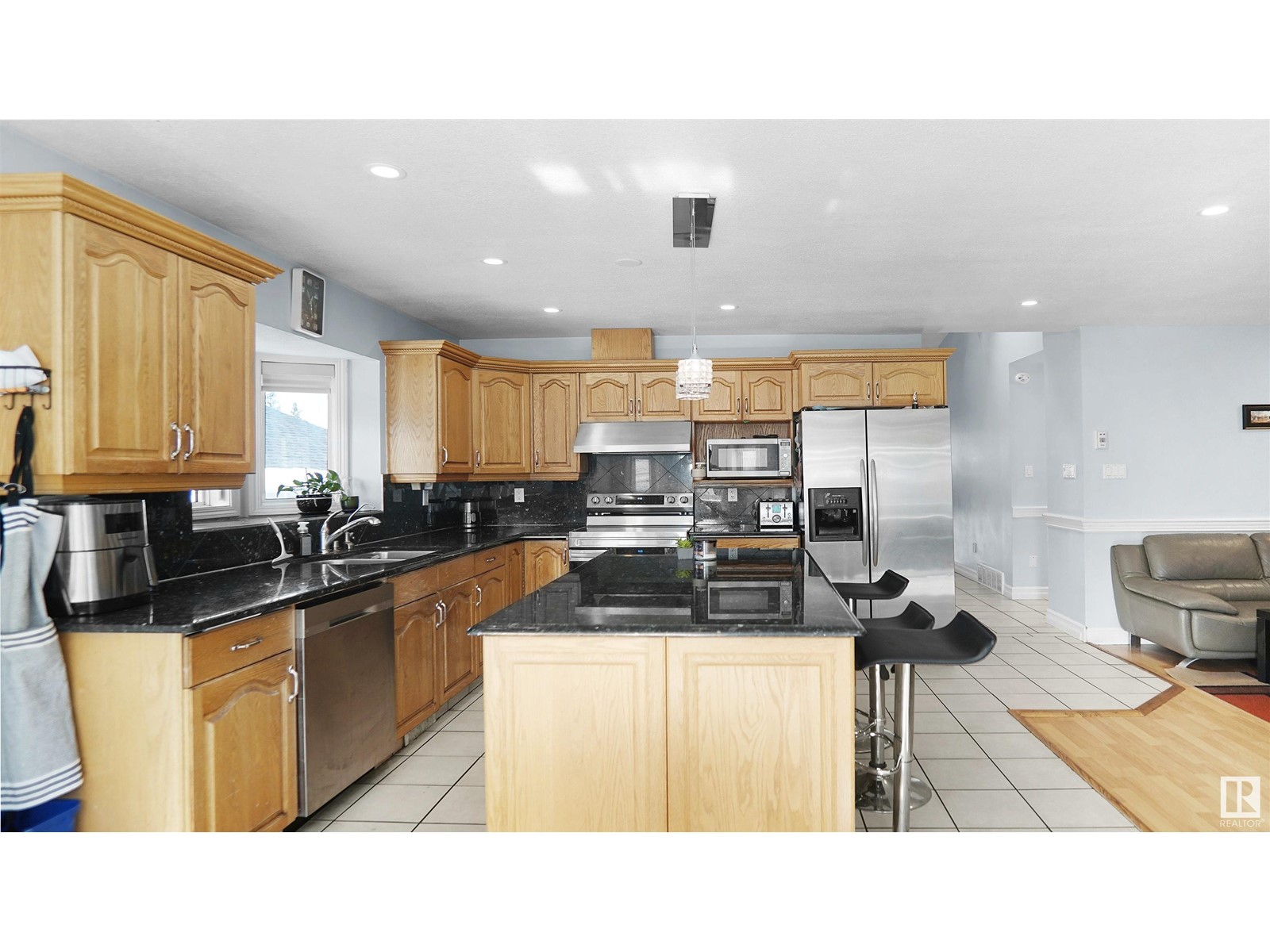 Property at 4337 21 AV NW image 3