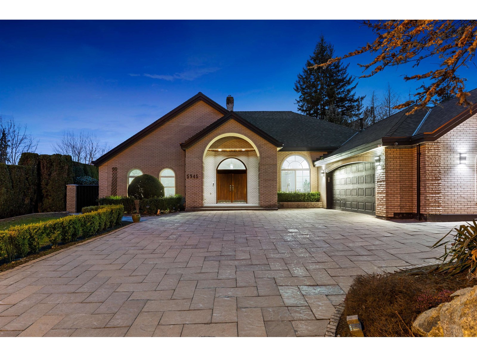 Property at 5945 153 STREET image 3