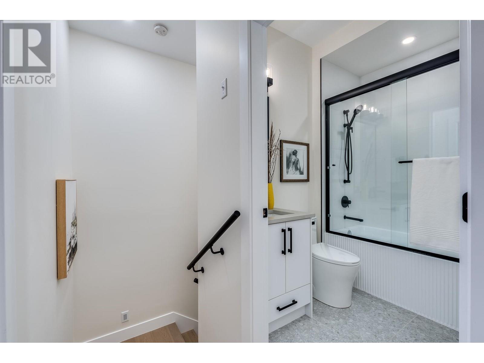 2 3133 E 19th Avenue, Vancouver, British Columbia  V5M 2T2 - Photo 12 - R2973990