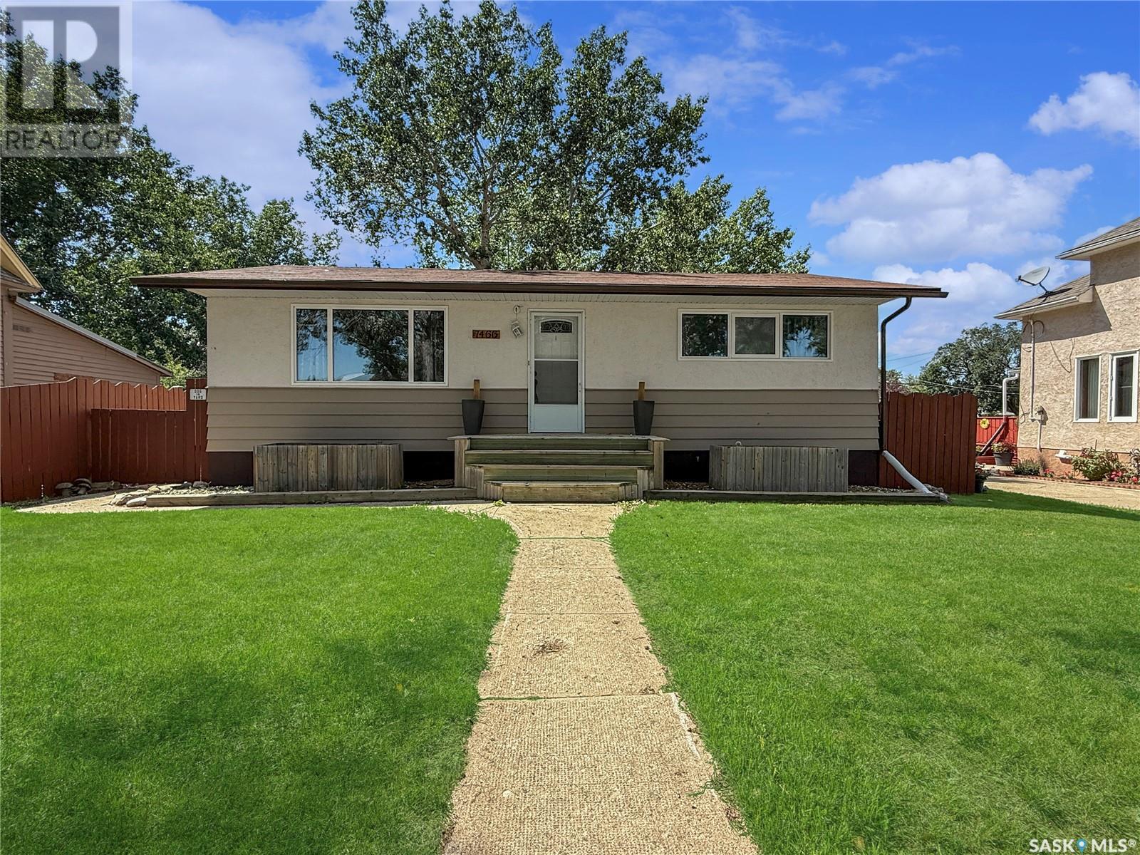 7466 Lake AVENUE, gull lake, Saskatchewan