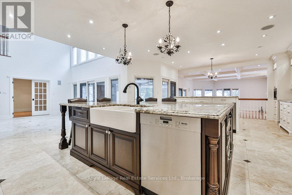 24 Raymar Place, Oakville (Oo Old Oakville), Ontario  L6J 6M1 - Photo 11 - W12003058