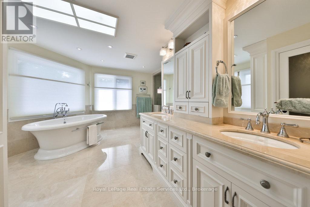 24 Raymar Place, Oakville (Oo Old Oakville), Ontario  L6J 6M1 - Photo 31 - W12003058