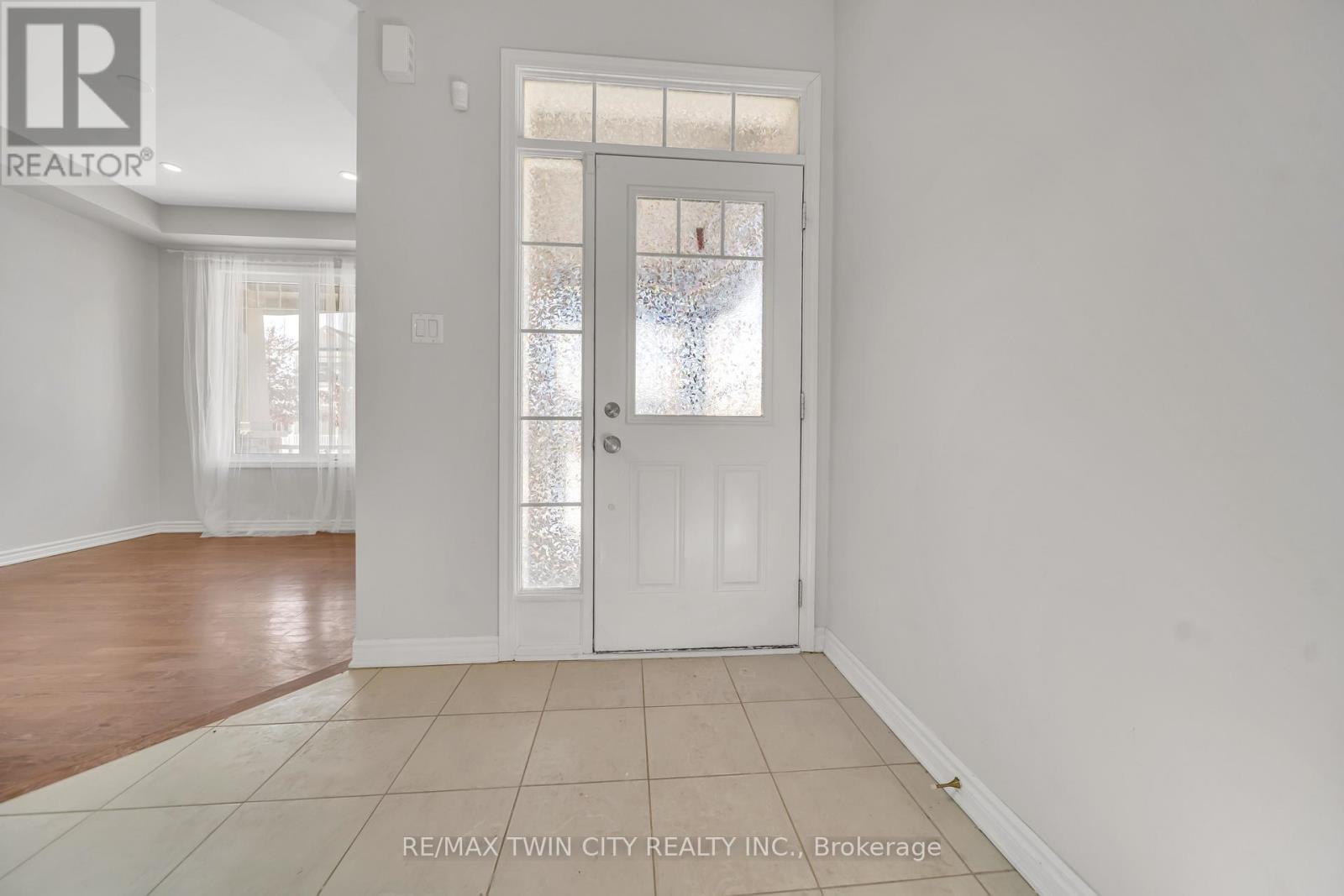 Property at 252 SHADY GLEN CRESCENT image 4