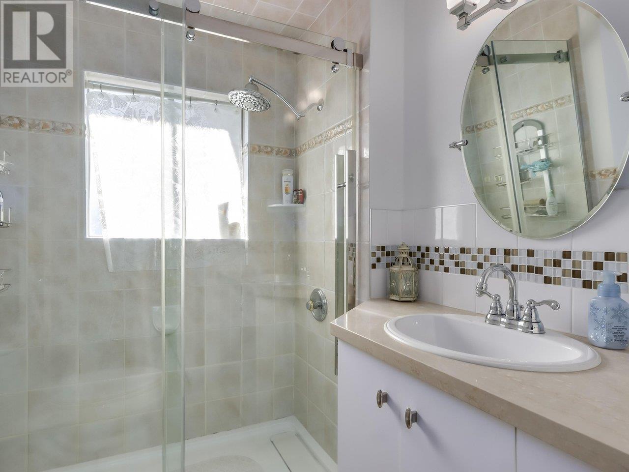 Listing Picture 12 of 36 : 2542 E 3RD AVENUE, Vancouver / 溫哥華 - 魯藝地產 Yvonne Lu Group - MLS Medallion Club Member