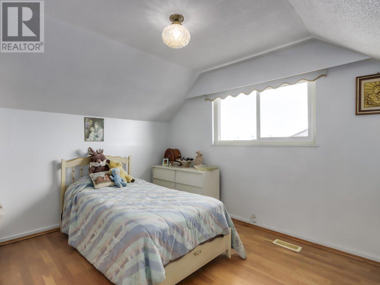 Listing Picture 16 of 36 : 2542 E 3RD AVENUE, Vancouver / 溫哥華 - 魯藝地產 Yvonne Lu Group - MLS Medallion Club Member