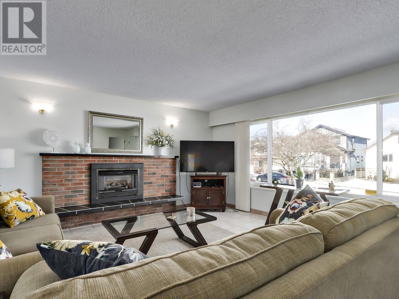 Listing Picture 3 of 36 : 2542 E 3RD AVENUE, Vancouver / 溫哥華 - 魯藝地產 Yvonne Lu Group - MLS Medallion Club Member