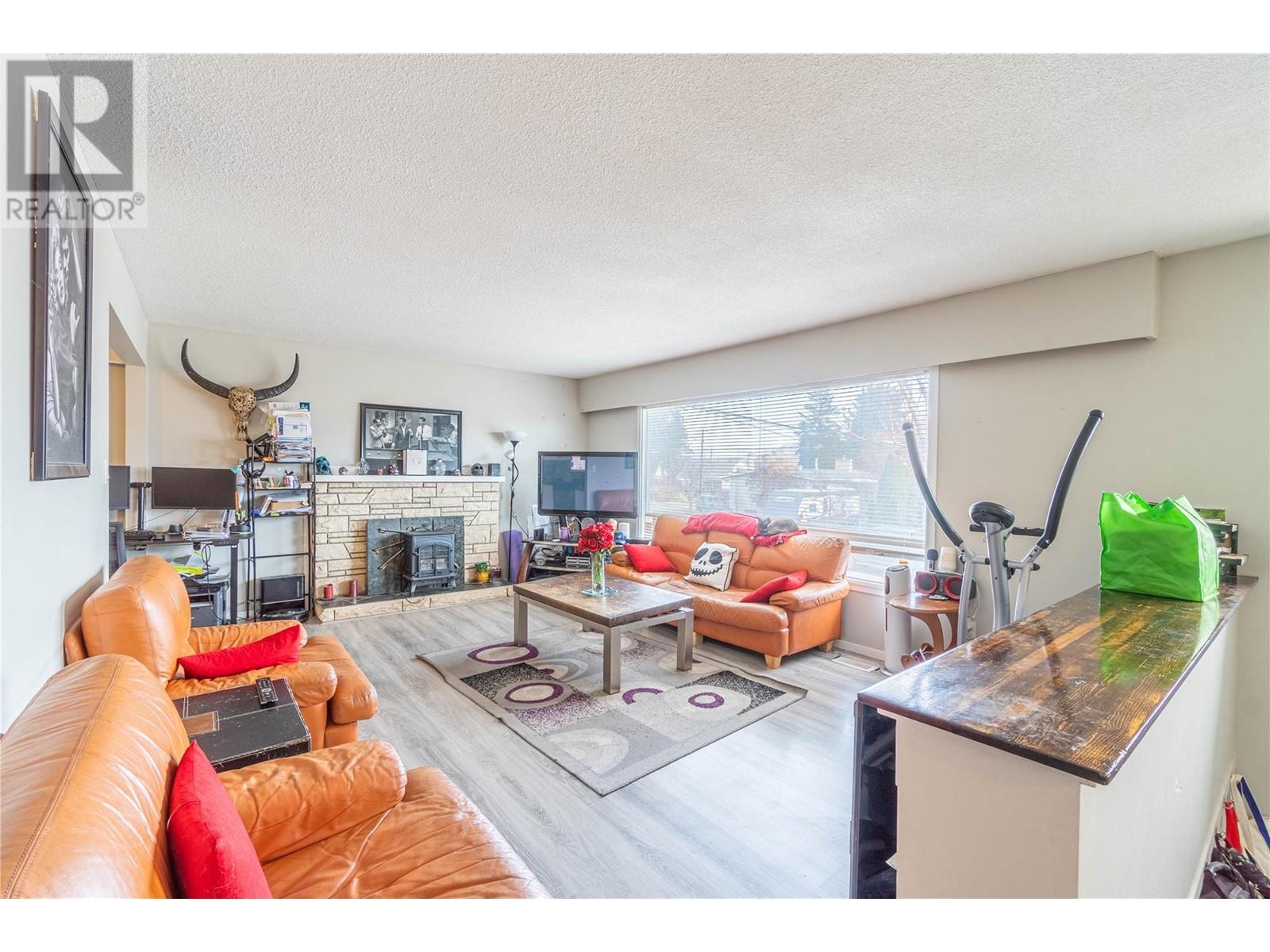 Property at 1569 WESTMOUNT Drive image 3