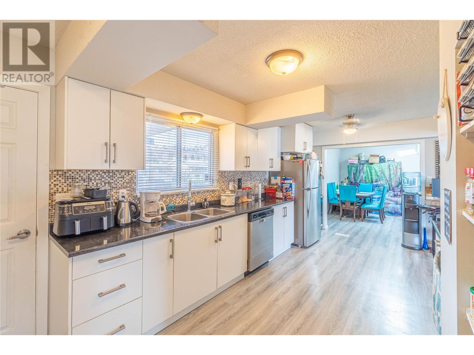 Property at 1569 WESTMOUNT Drive image 4