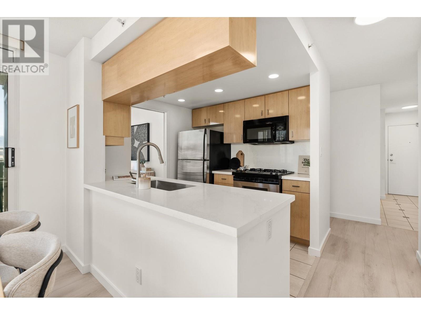 Listing Picture 11 of 26 : 3601 1033 MARINASIDE CRESCENT, Vancouver / 溫哥華 - 魯藝地產 Yvonne Lu Group - MLS Medallion Club Member