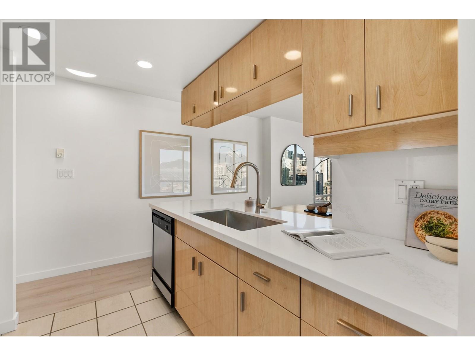 Listing Picture 12 of 26 : 3601 1033 MARINASIDE CRESCENT, Vancouver / 溫哥華 - 魯藝地產 Yvonne Lu Group - MLS Medallion Club Member