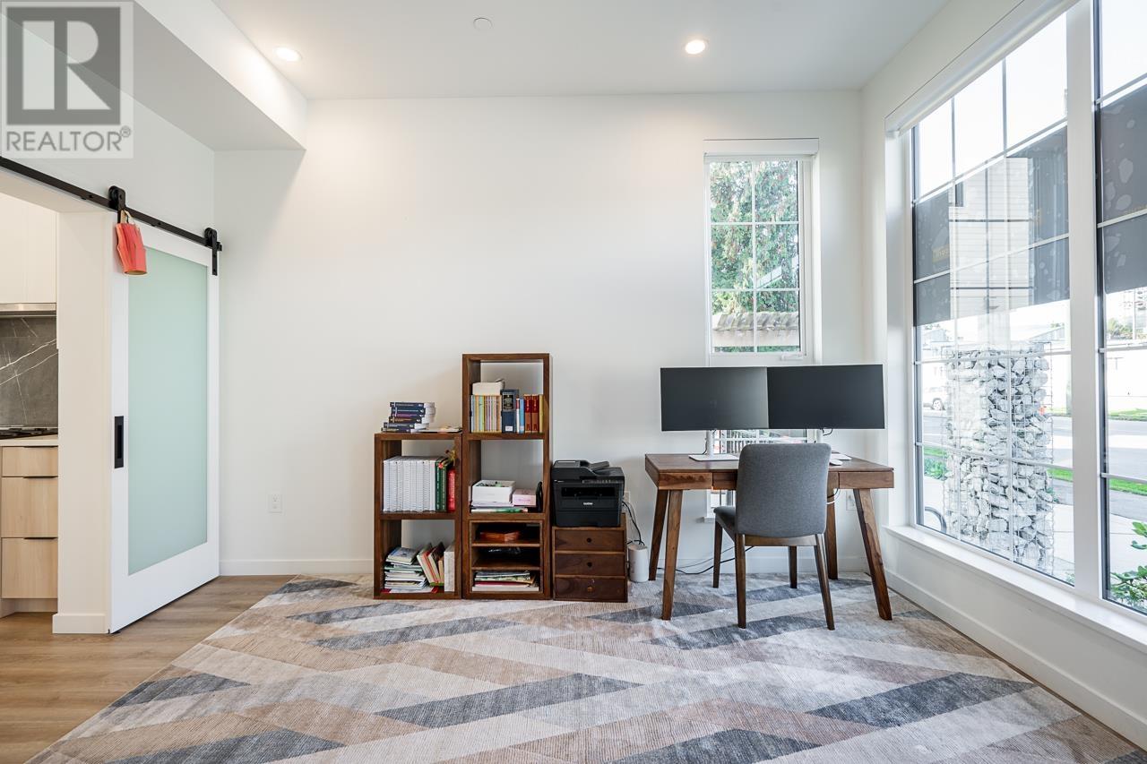 13 237 Ridgeway Avenue, North Vancouver, British Columbia  V7L 0H6 - Photo 3 - R2974329