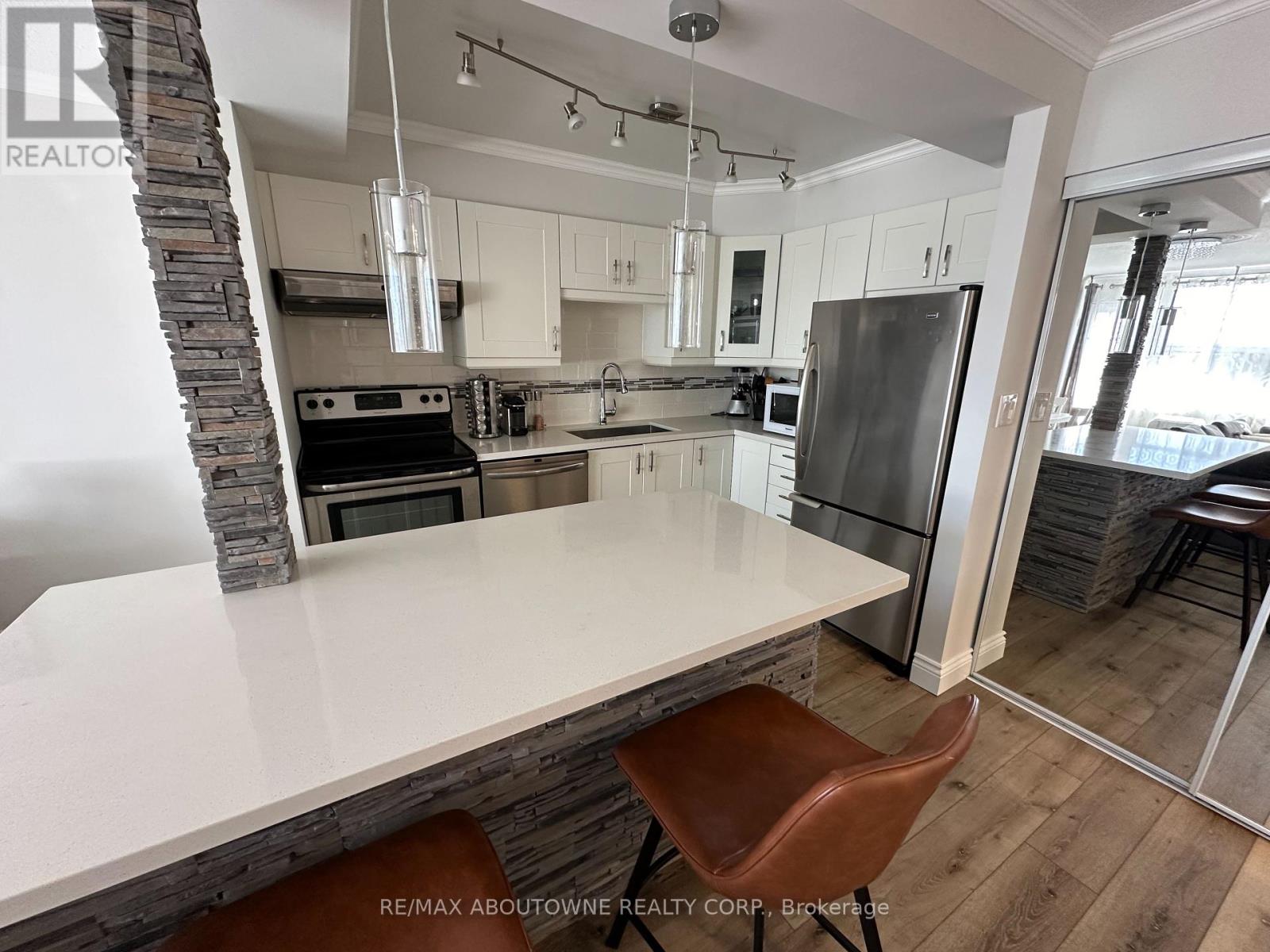 408 - 2263 Marine Drive, Oakville, Ontario  L6L 5K1 - Photo 4 - W12003326