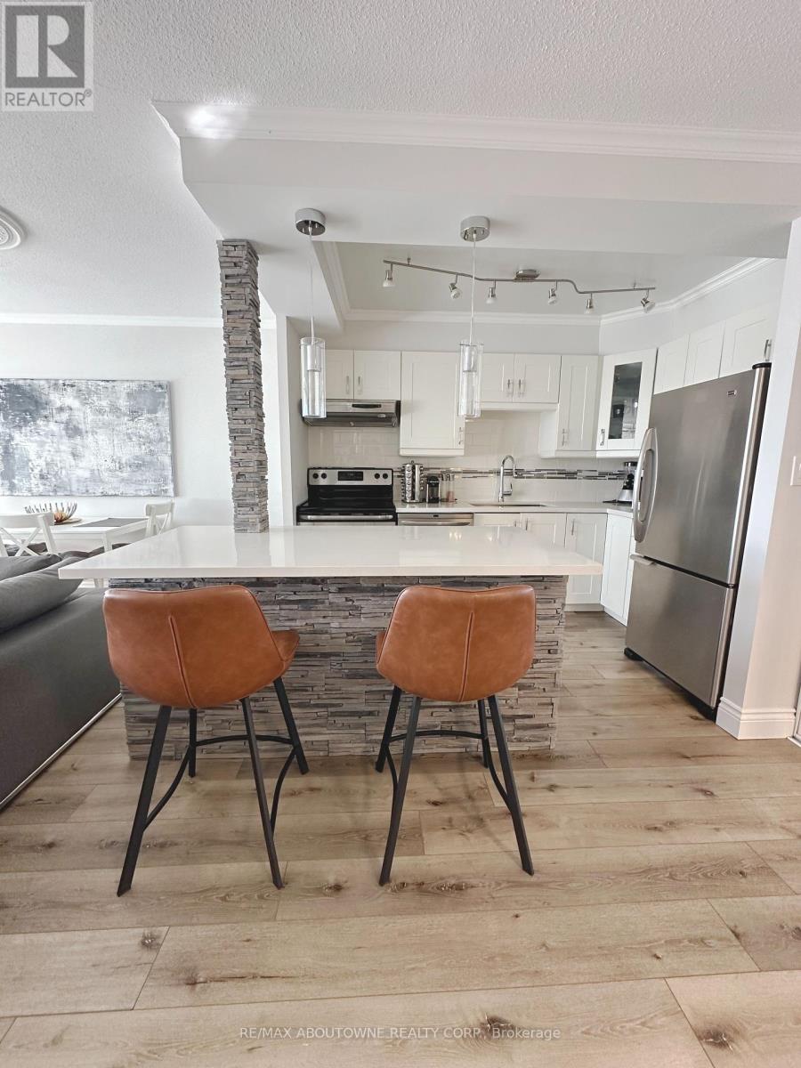 408 - 2263 Marine Drive, Oakville, Ontario  L6L 5K1 - Photo 5 - W12003326