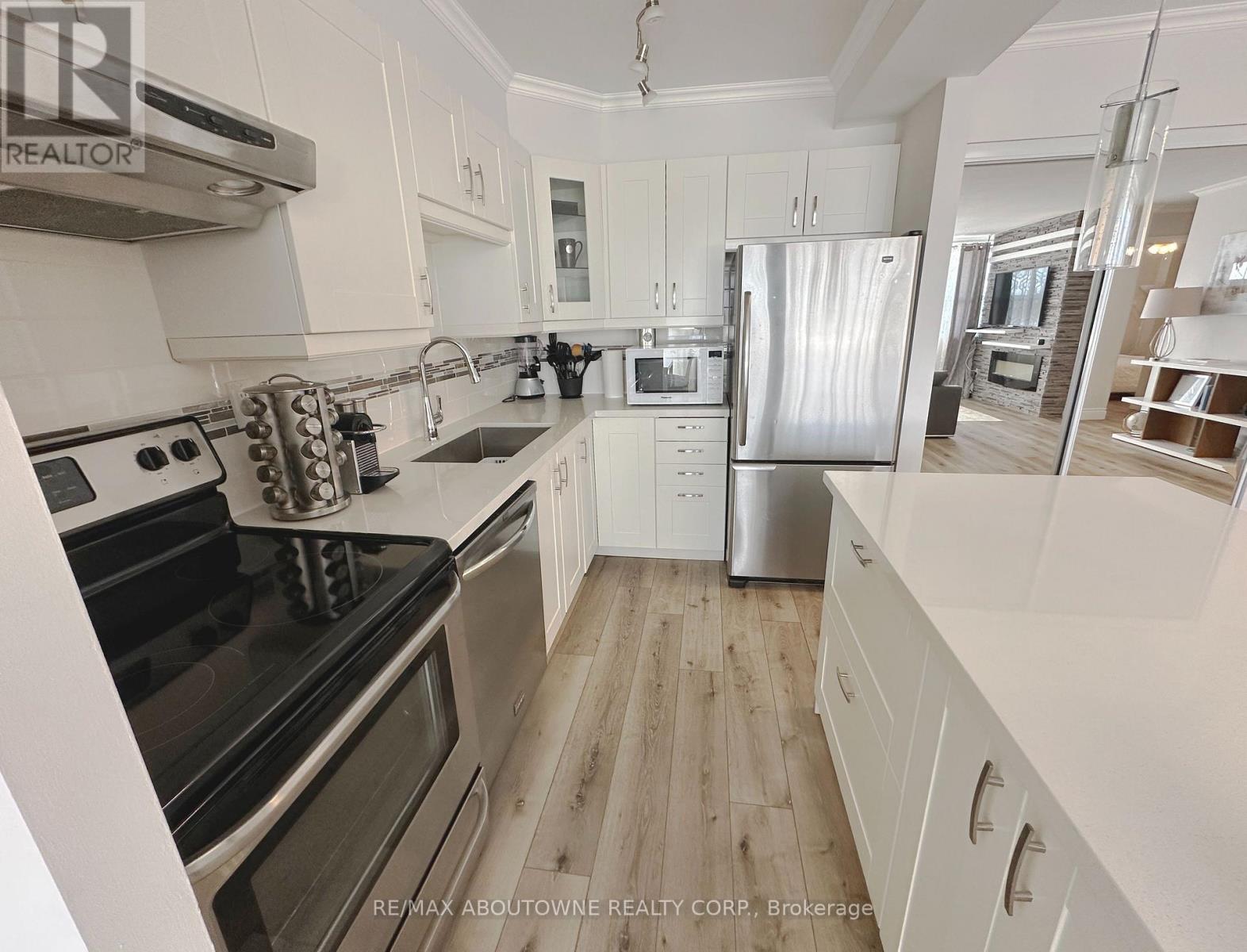 408 - 2263 Marine Drive, Oakville, Ontario  L6L 5K1 - Photo 7 - W12003326