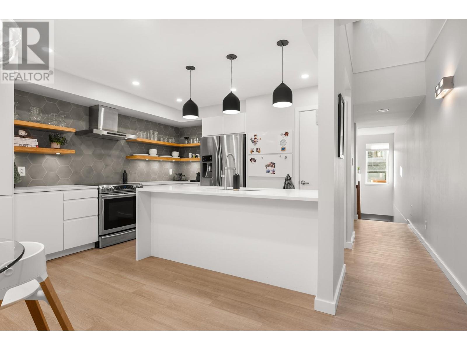 150 W 18th Street, North Vancouver, British Columbia  V7M 1W4 - Photo 6 - R2974361