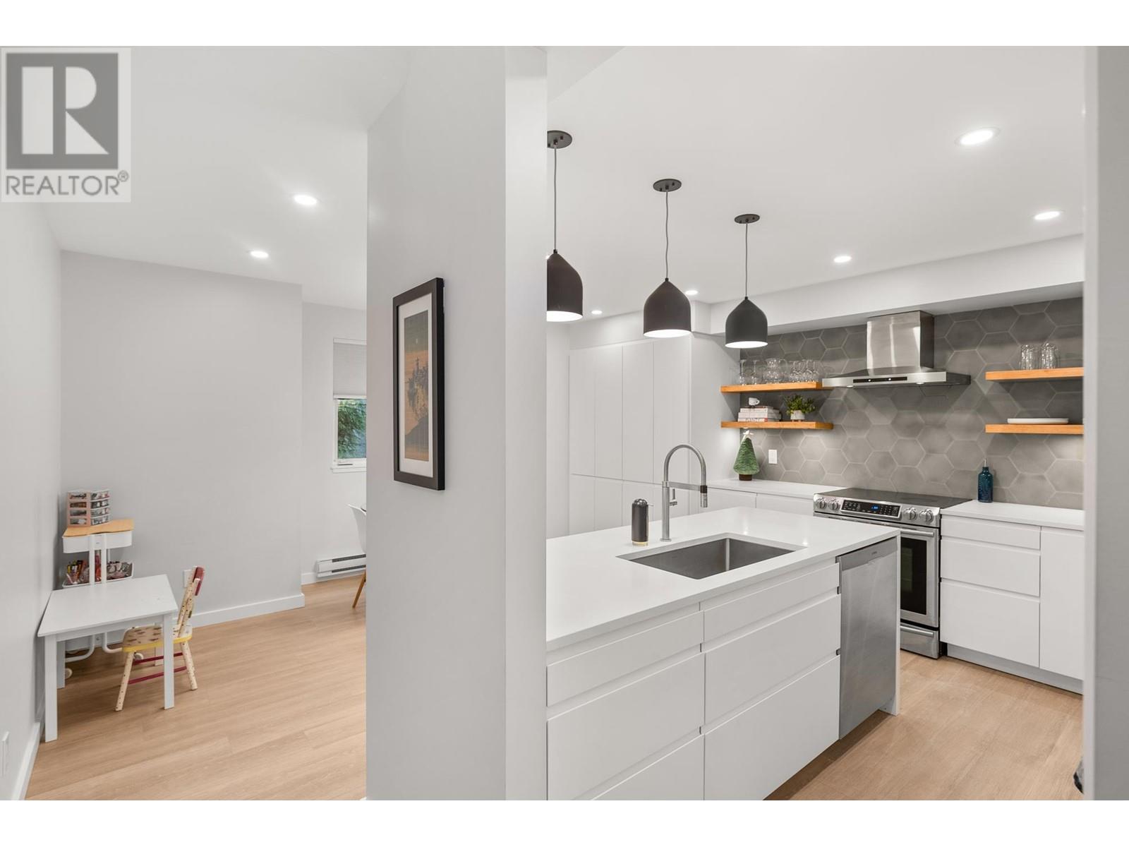 150 W 18th Street, North Vancouver, British Columbia  V7M 1W4 - Photo 8 - R2974361