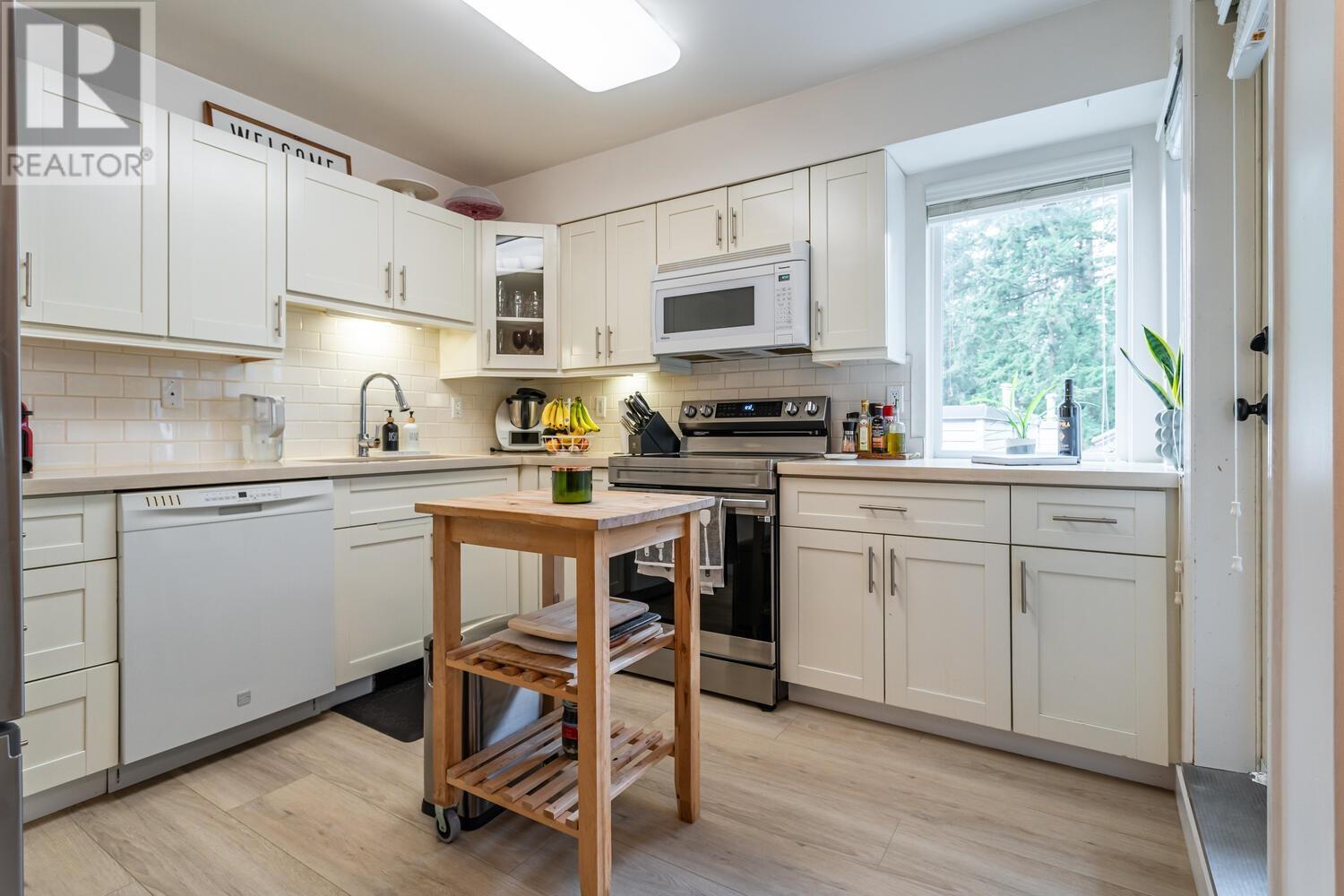 Listing Picture 10 of 31 : 34 7345 SANDBORNE AVENUE, Burnaby / 本拿比 - 魯藝地產 Yvonne Lu Group - MLS Medallion Club Member