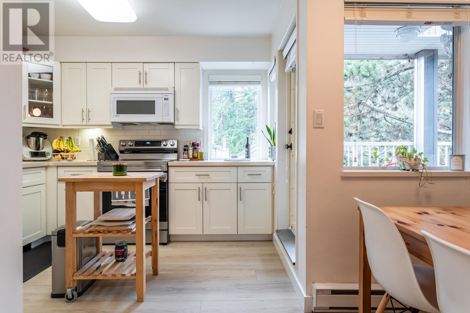 Listing Picture 9 of 31 : 34 7345 SANDBORNE AVENUE, Burnaby / 本拿比 - 魯藝地產 Yvonne Lu Group - MLS Medallion Club Member