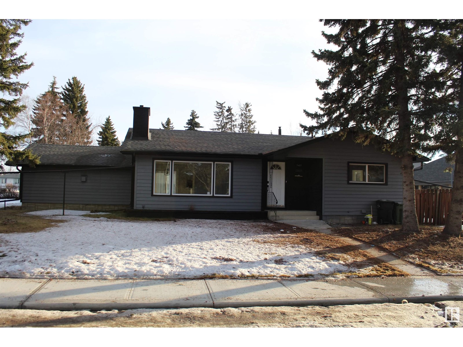 Property at 7407 92 AV NW image 1