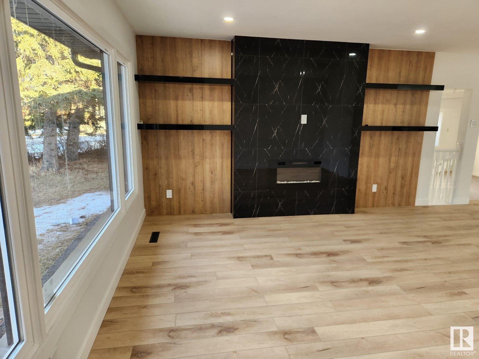 Property at 7407 92 AV NW image 2