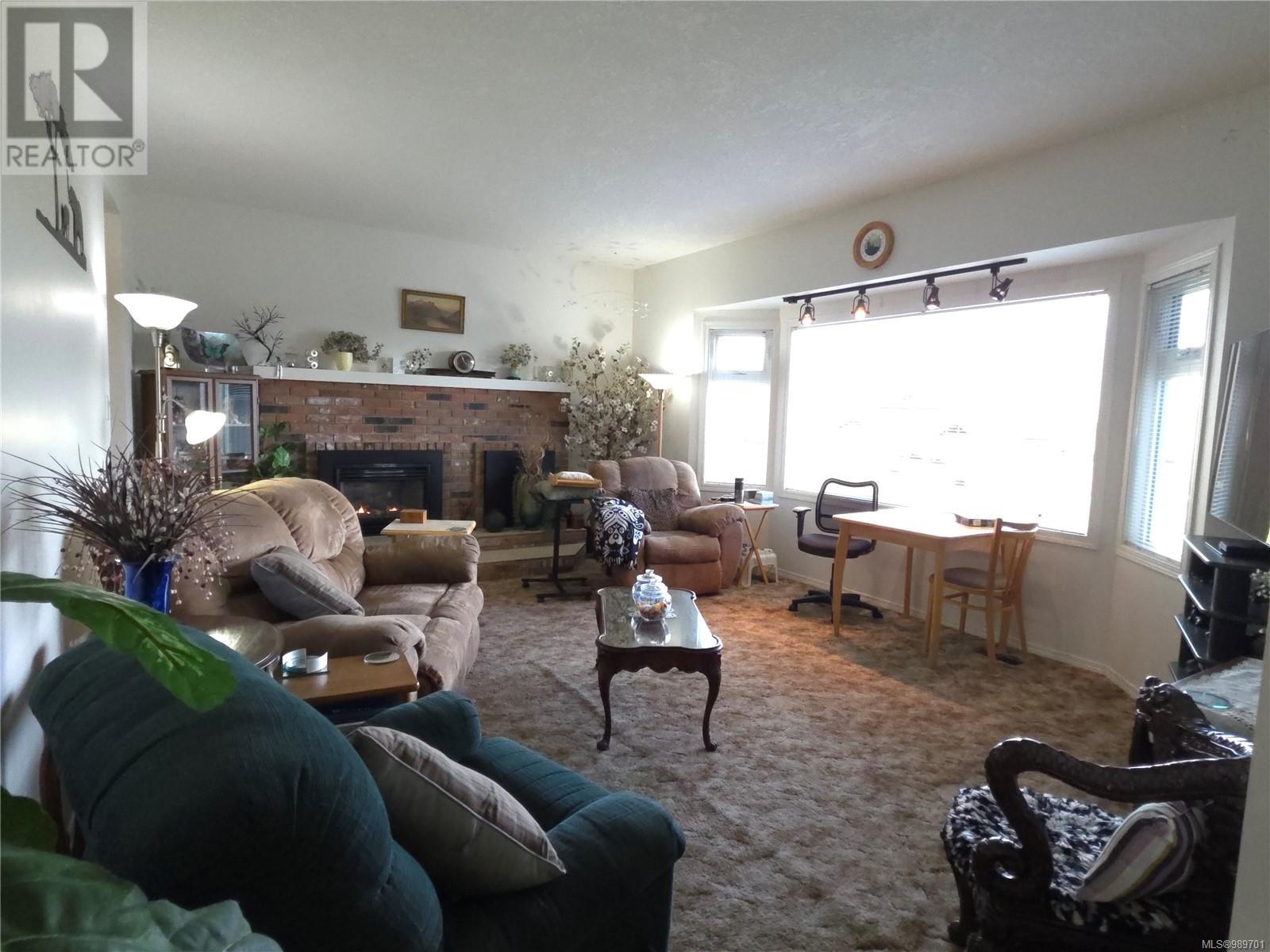 Property at 482 McLean St S image 3