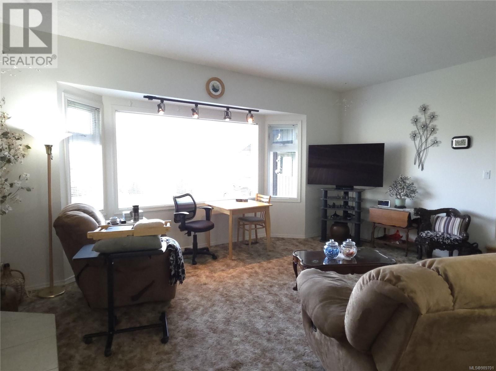 Property at 482 McLean St S image 5