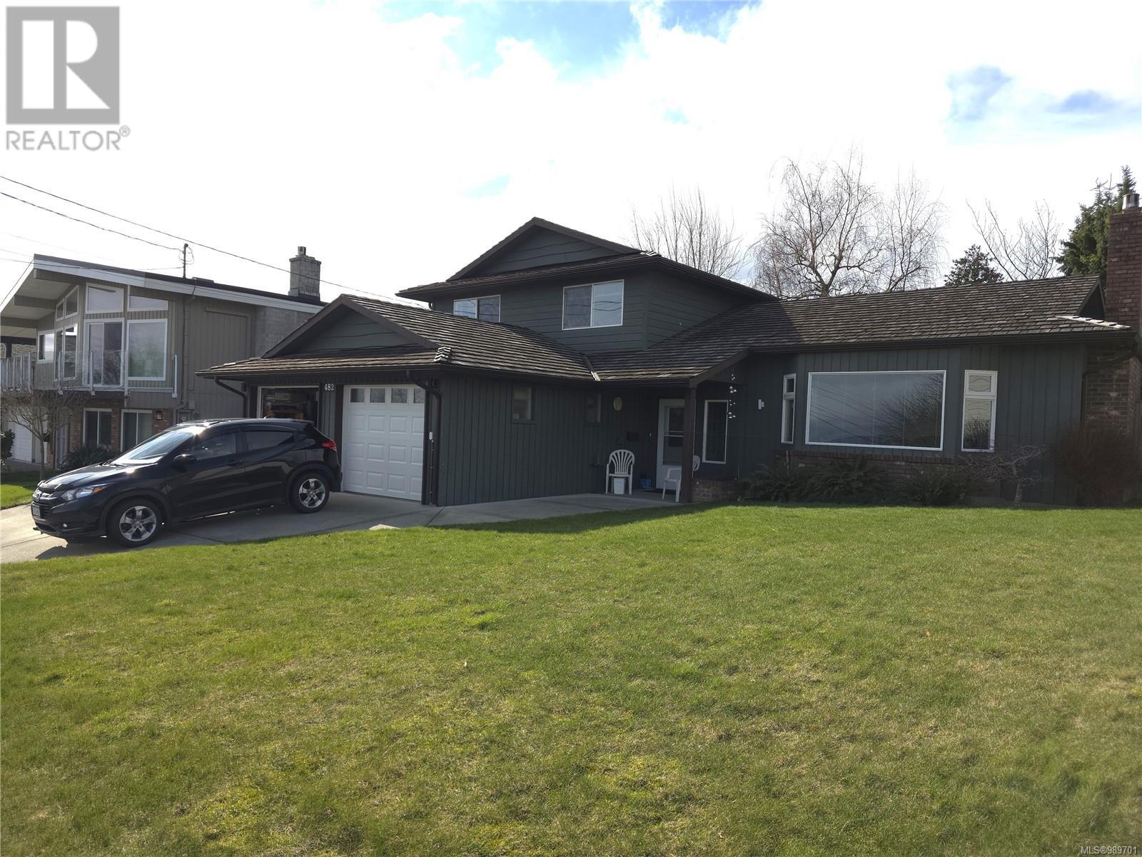 Property at 482 McLean St S image 1