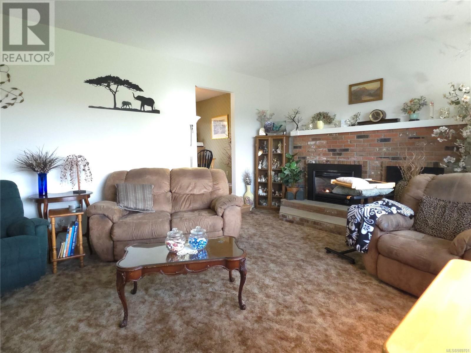 Property at 482 McLean St S image 4