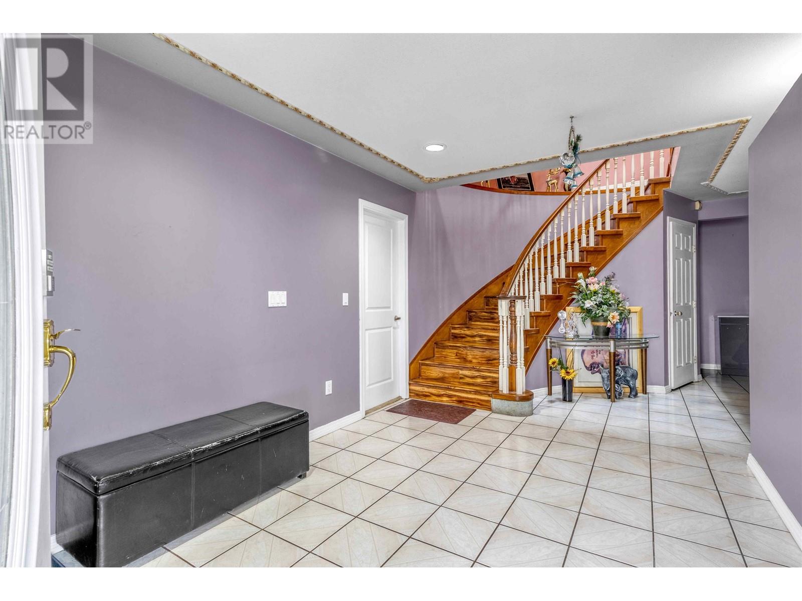 716 Crane Place, New Westminster, British Columbia  V3M 6P5 - Photo 4 - R2971735