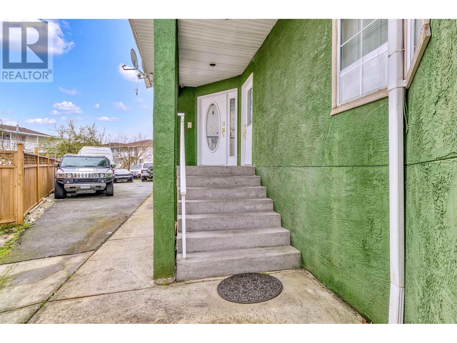 716 Crane Place, New Westminster, British Columbia  V3M 6P5 - Photo 3 - R2971735