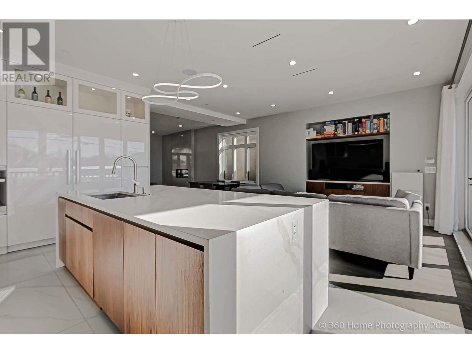 Listing Picture 8 of 33 : 2714 E 56TH AVENUE, Vancouver / 溫哥華 - 魯藝地產 Yvonne Lu Group - MLS Medallion Club Member