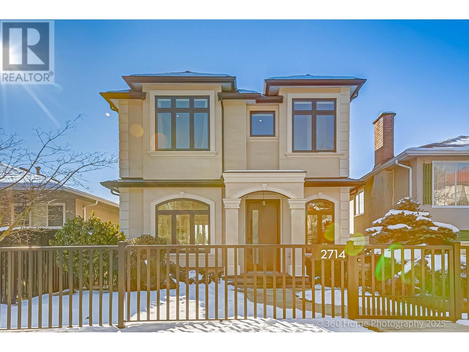 Listing Picture 2 of 33 : 2714 E 56TH AVENUE, Vancouver / 溫哥華 - 魯藝地產 Yvonne Lu Group - MLS Medallion Club Member