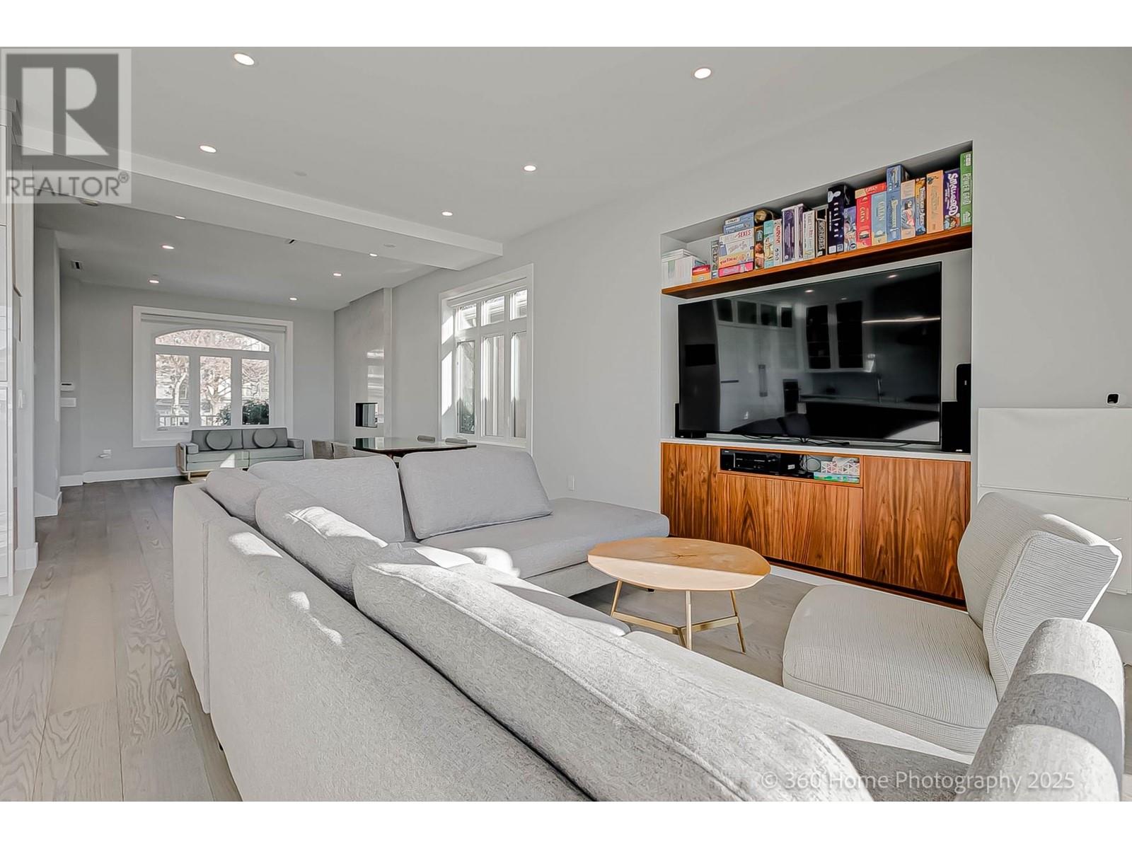 Listing Picture 13 of 33 : 2714 E 56TH AVENUE, Vancouver / 溫哥華 - 魯藝地產 Yvonne Lu Group - MLS Medallion Club Member