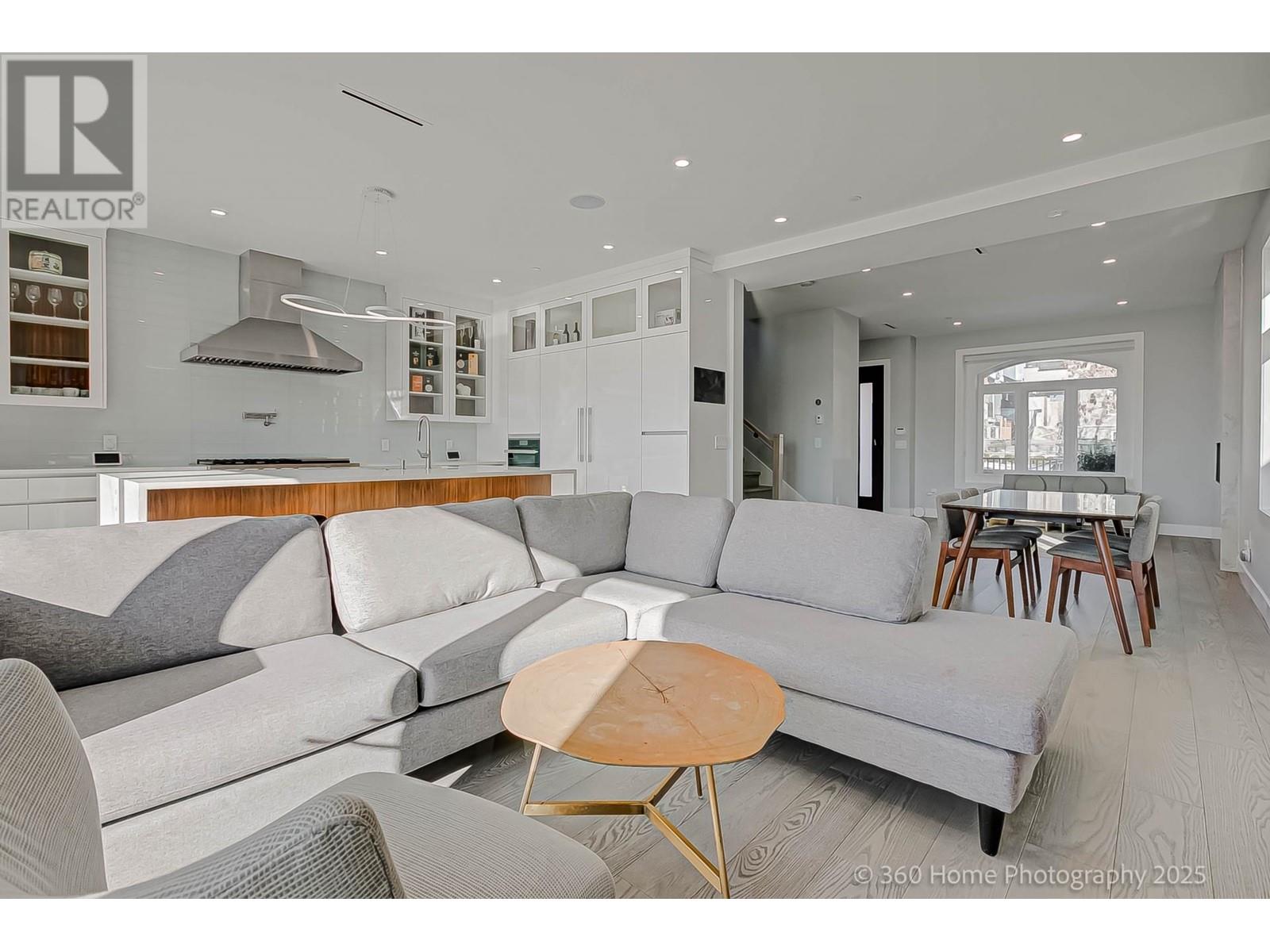 Listing Picture 10 of 33 : 2714 E 56TH AVENUE, Vancouver / 溫哥華 - 魯藝地產 Yvonne Lu Group - MLS Medallion Club Member