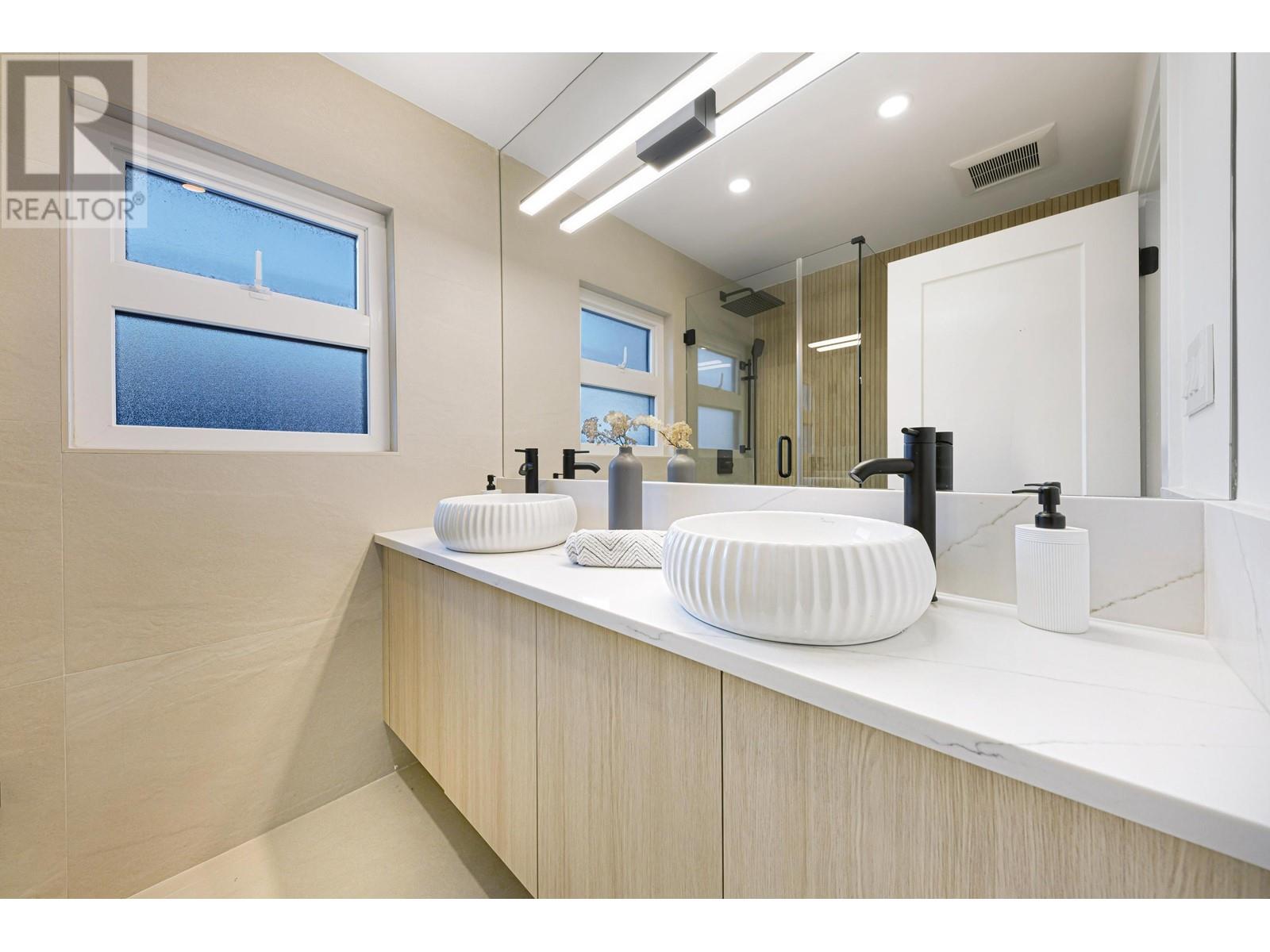 1225 Cloverley Street, North Vancouver, British Columbia  V7L 1N7 - Photo 10 - R2973771