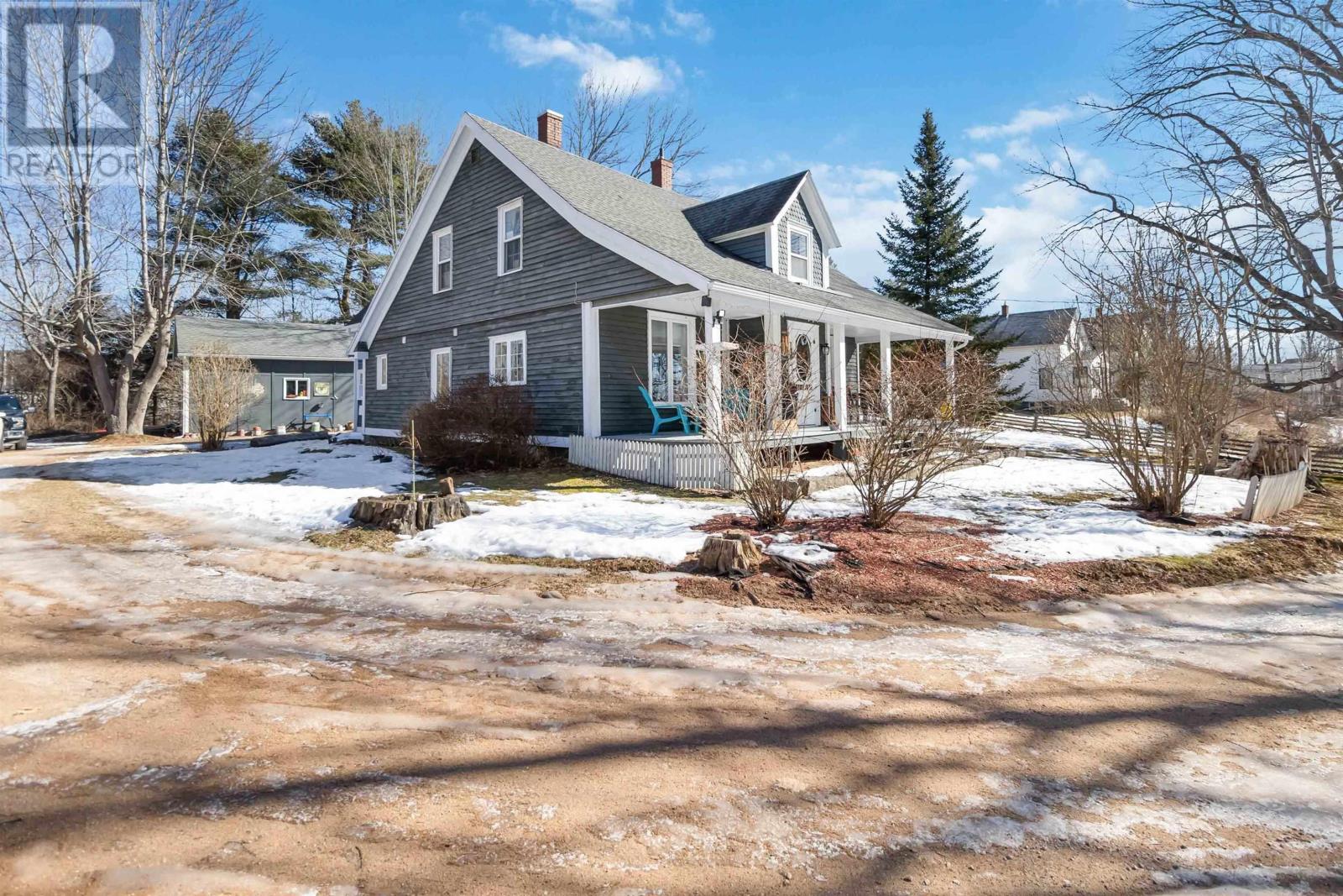 100 Elm Street, Bridgewater, Nova Scotia  B4V 2V4 - Photo 2 - 202504220