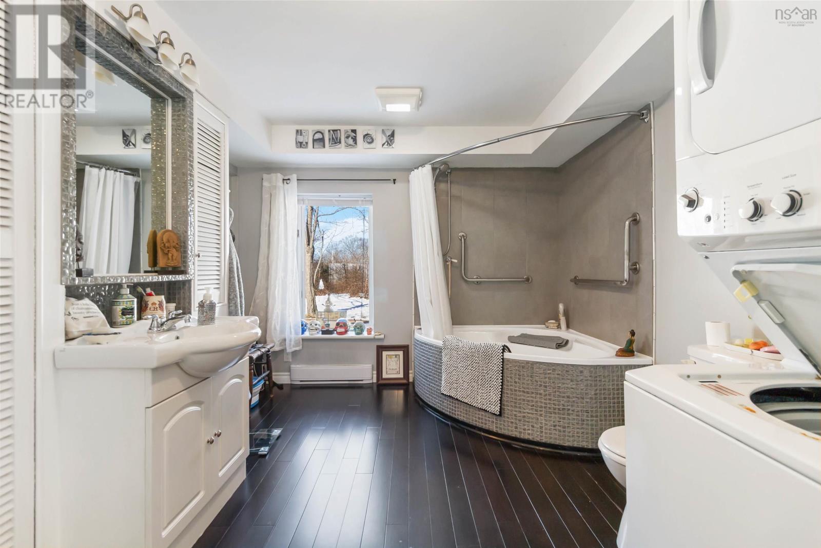 100 Elm Street, Bridgewater, Nova Scotia  B4V 2V4 - Photo 20 - 202504220