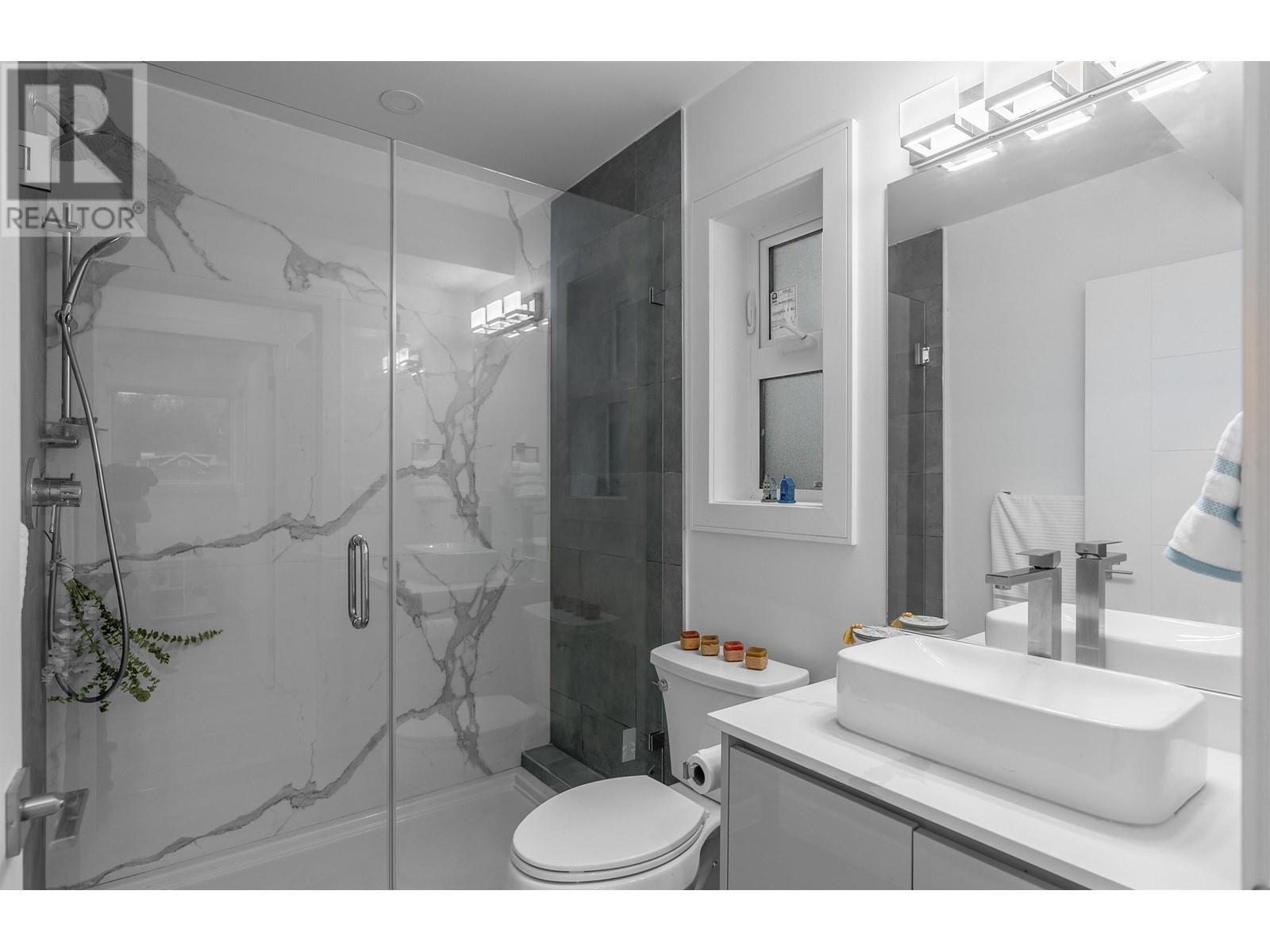 Listing Picture 33 of 36 : 3513 TRIUMPH STREET, Vancouver / 溫哥華 - 魯藝地產 Yvonne Lu Group - MLS Medallion Club Member