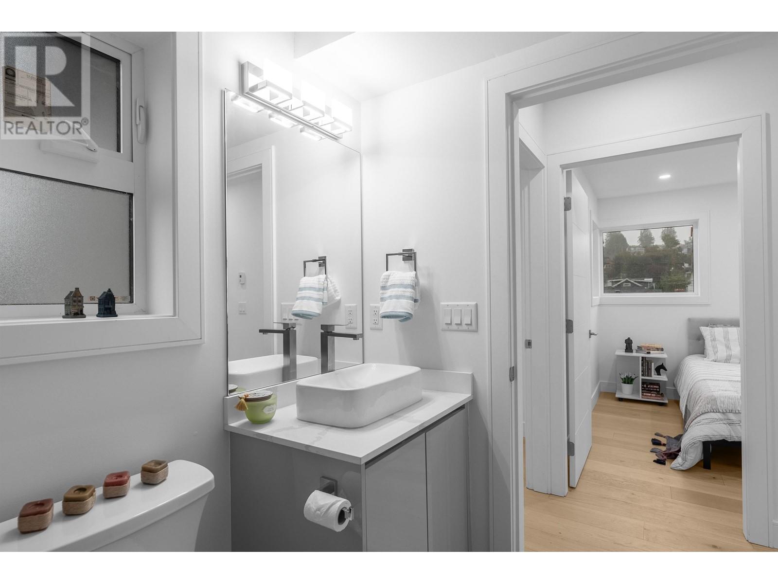 Listing Picture 34 of 36 : 3513 TRIUMPH STREET, Vancouver / 溫哥華 - 魯藝地產 Yvonne Lu Group - MLS Medallion Club Member