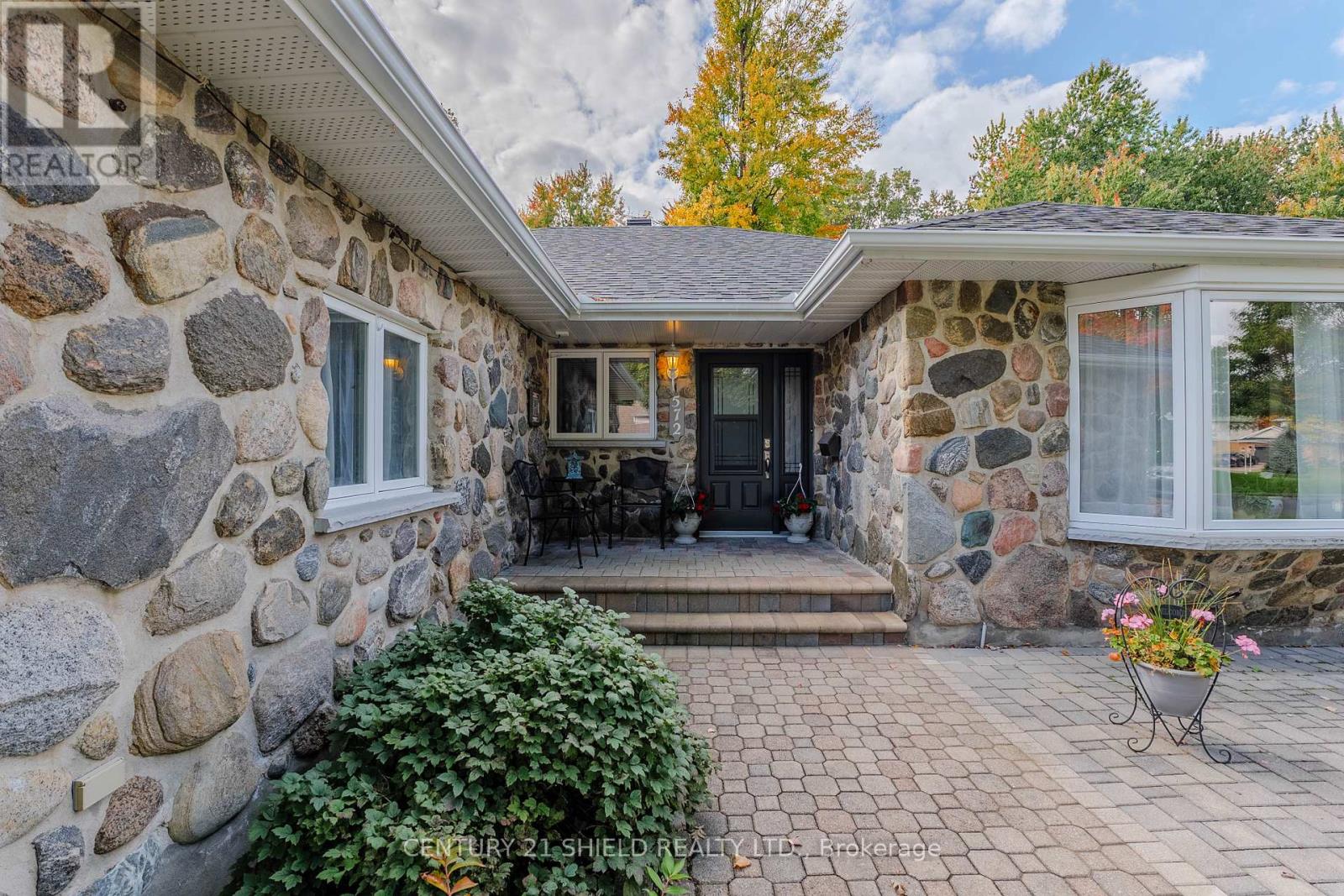 Property at 572 DEAN DRIVE image 3