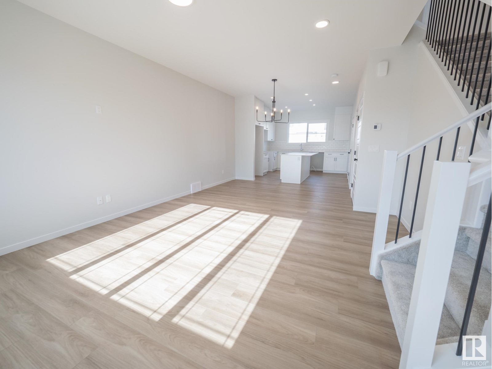 Property at 632 174 AV NE image 4