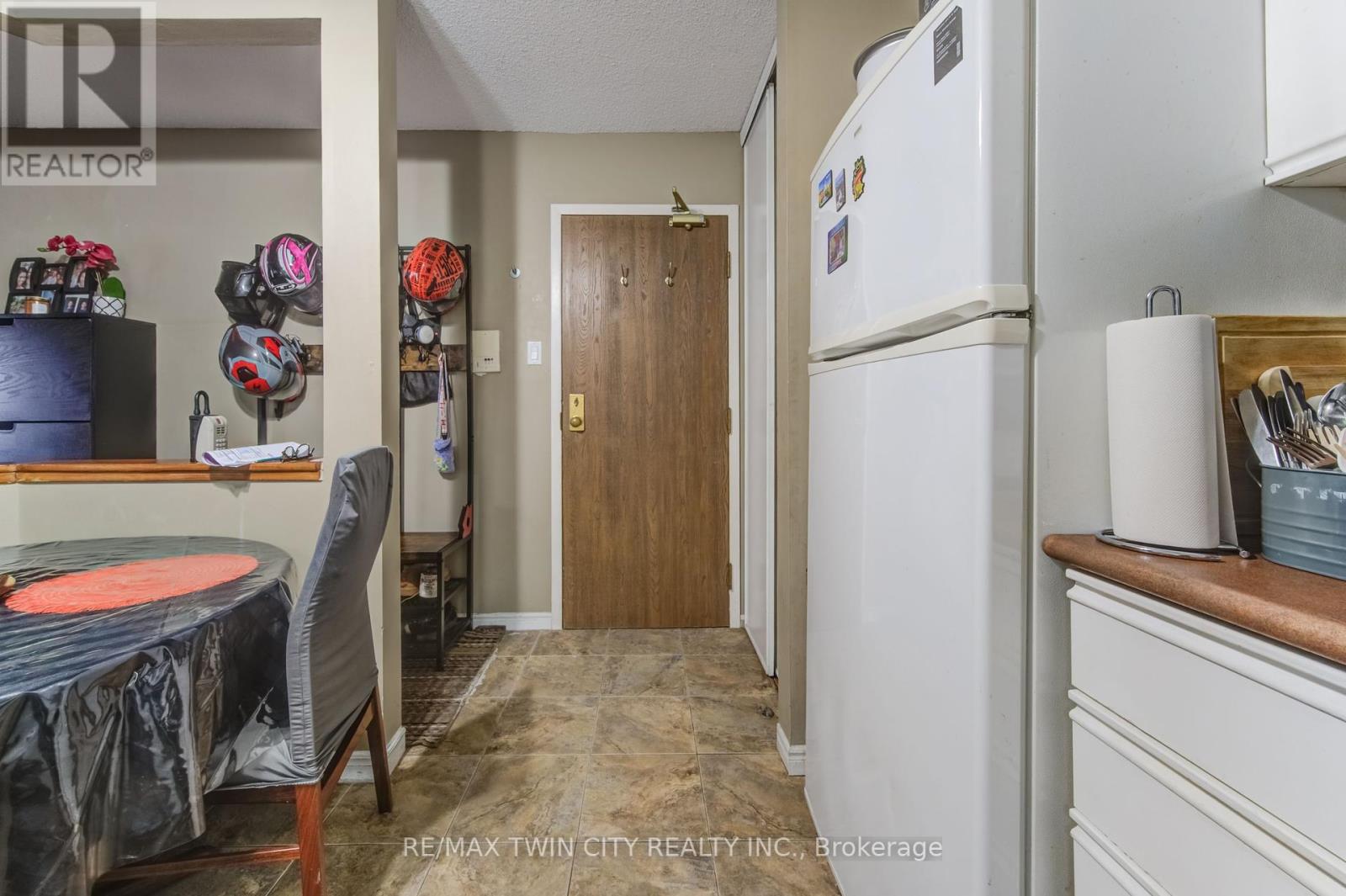 266 Overlea Drive, Kitchener, Ontario  N2M 5N3 - Photo 7 - X12004104