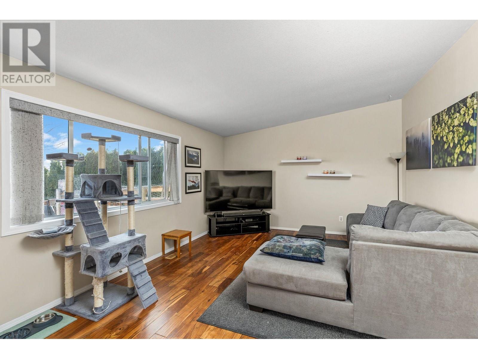 Property at 2125 Shamrock Drive image 4