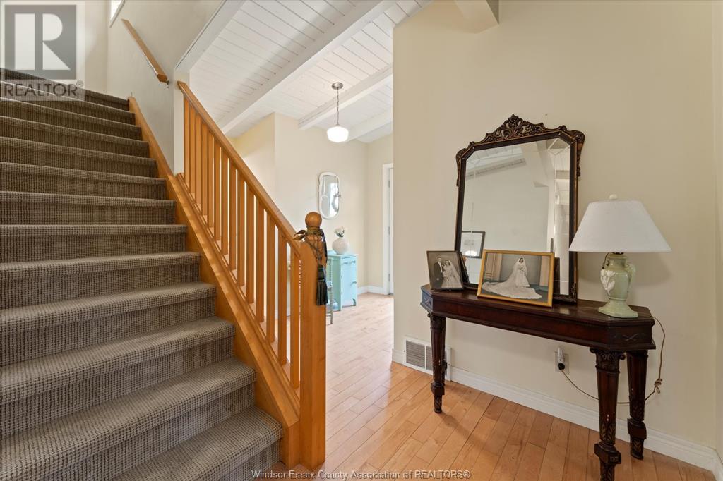 Property at 345 ISLAND CRESCENT image 4