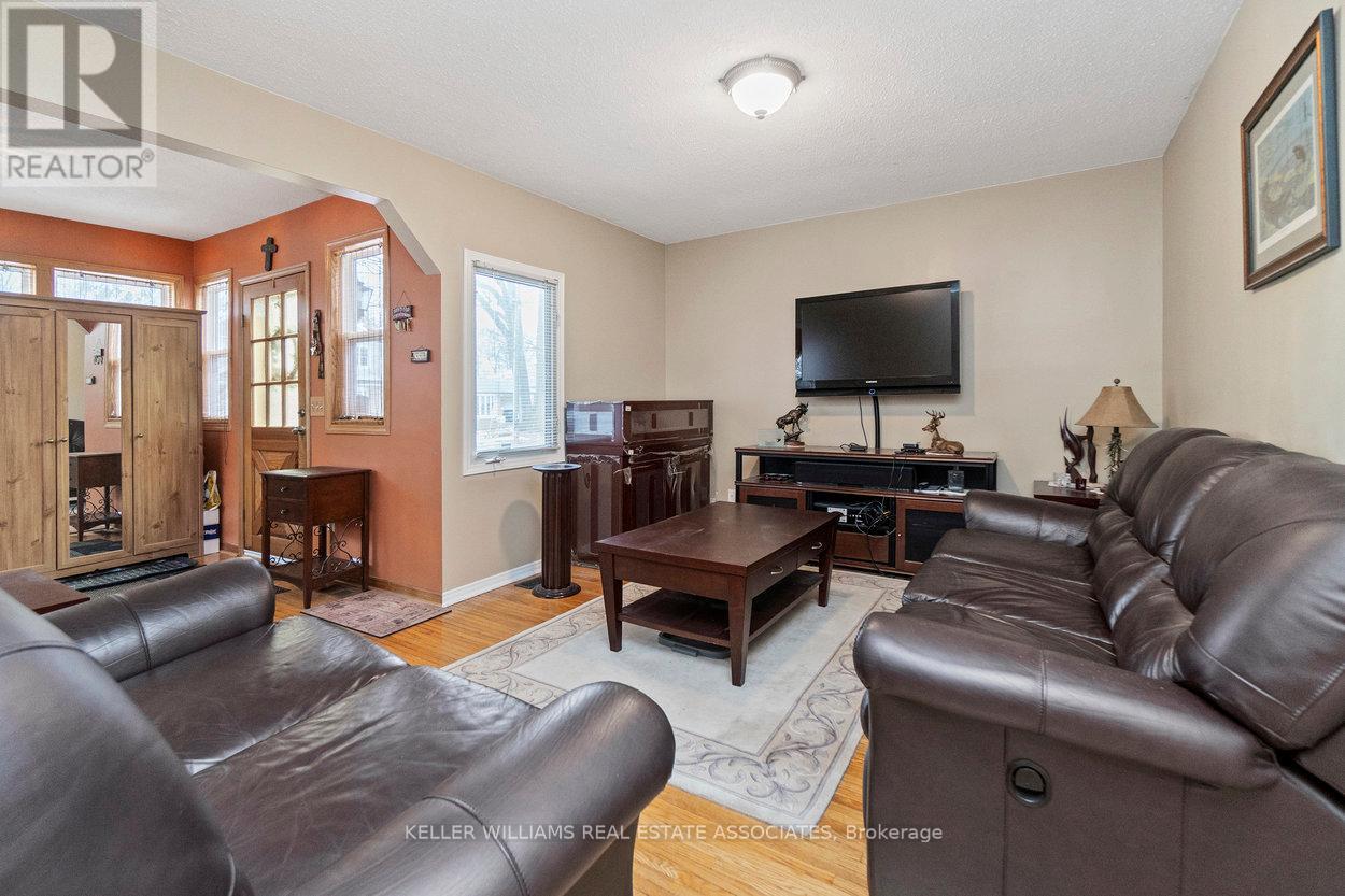 64 Eaglewood Boulevard, Mississauga, Ontario  L5G 1V4 - Photo 6 - W12004346