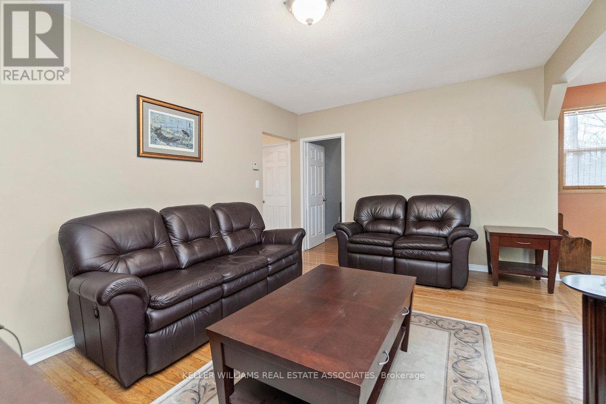 64 Eaglewood Boulevard, Mississauga, Ontario  L5G 1V4 - Photo 7 - W12004346