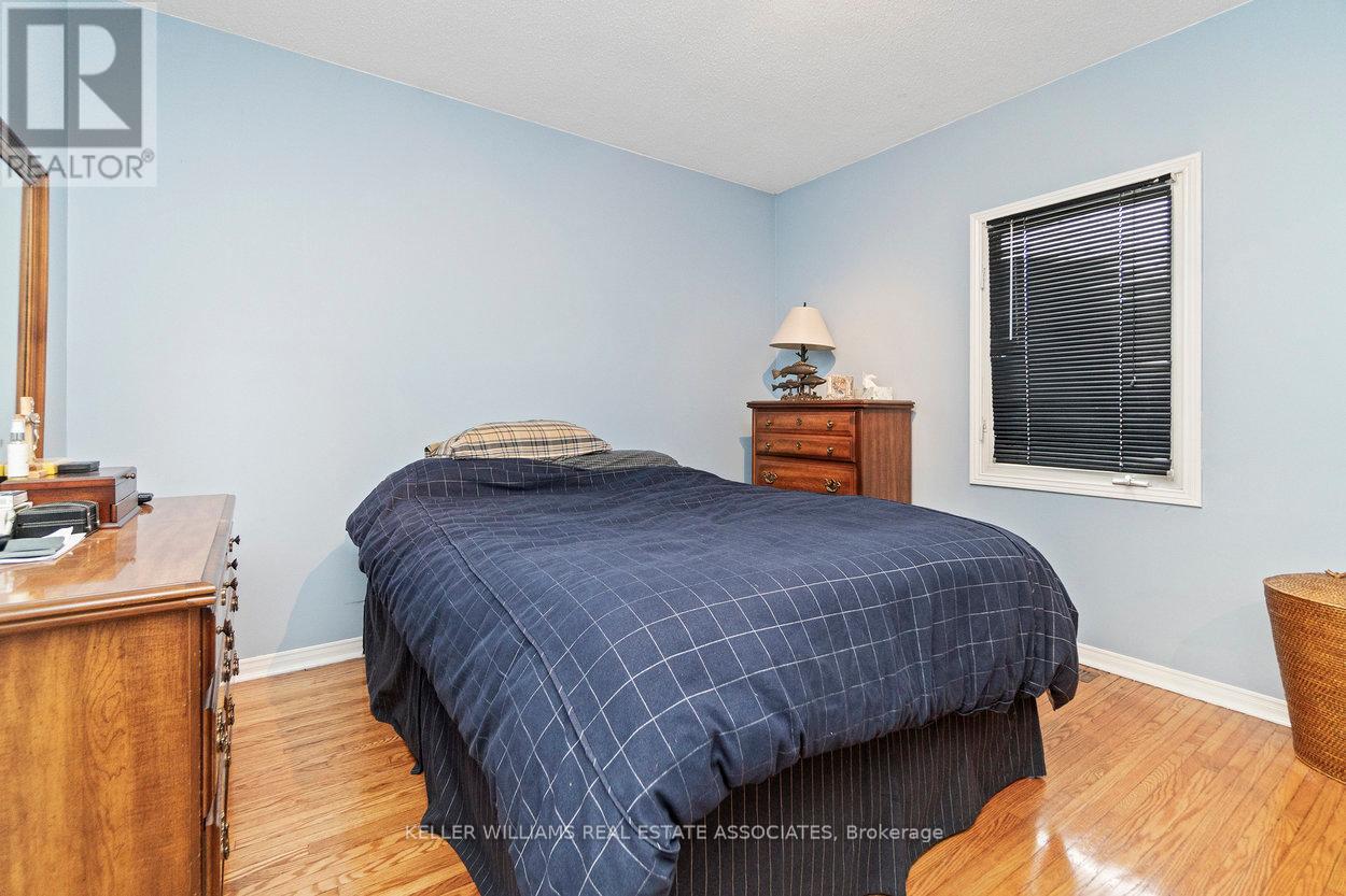 64 Eaglewood Boulevard, Mississauga, Ontario  L5G 1V4 - Photo 8 - W12004346